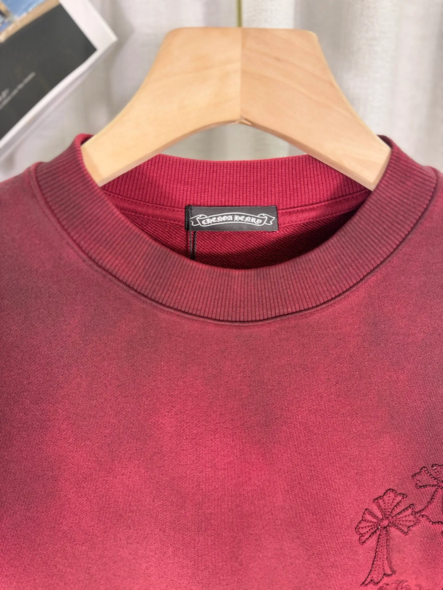 P260 top version, real shot without P, ​​different from market currency) 𝗖𝗵𝗿𝗼𝗺𝗲 𝗛𝗲𝗮𝗿𝘁𝘀/Cro Heart 2025 washed patch embroidery autumn and winter new original single counter American laser burnt 3D three-dimensional color embroidered couple casual sweatshirt 👑The highest version! Customized fabric 430g tripe terry fabric! American acid-washed and distressed original fabric laser burnt ✟appliqué embroidery and exquisite embroidery of letters! The best-selling model in the counter, very comfortable to wear. Accessories: original molded and authenticated collar label➕100% silk wash label. Genuine purchase-grade original hangtag➕matching hanging rope➕3D hanging beads➕original packaging bag. Craftsmanship: The original version has consistent wiring! The highest version of the armhole matching technique! Color: Red Black Size: S M L XL Style No.: 9309